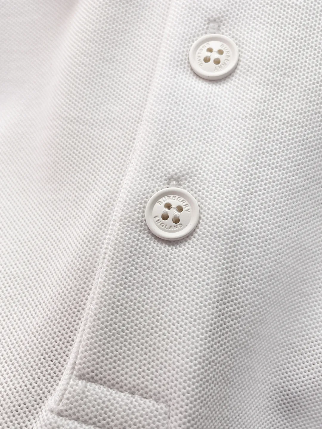 BURBERRY New Arrival Polo shirt, complete with three labels, original fabric, original customized accessories, official Same Style, using 210 grams of pure cotton pique fabric, customized same-tank dyed fabric, very comfortable and smooth to the touch, very wide and stylish, produced by a first-line brand on behalf of Factory, imported Behringer embroidery machine, embroidery is full and textured, imported Kangli direct-injection machine, printing is clear and textured, the collar rib is woven with imported yarn It will not lose shape after being worn for a long time. It is the most New Arrival style in spring and summer. It is fashionable and individual. It is super Versatile and looks good. It is very suitable for both men and women. It is a must-have for everyone. Size: S-XXL
